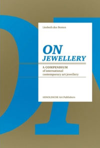 Besten, Liesbeth den: - On Jewellery. A compendium of international contemoporary art jewellery.